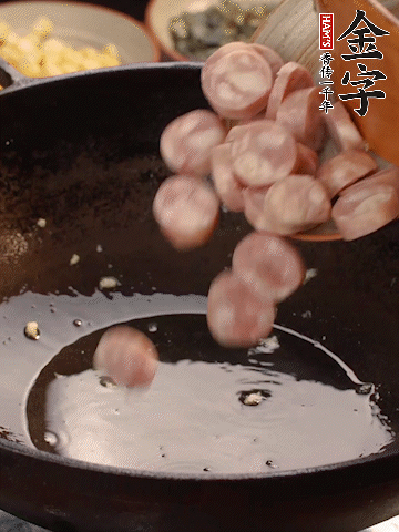 余油煸出星耀国际
烤肠香味，盛出备用。