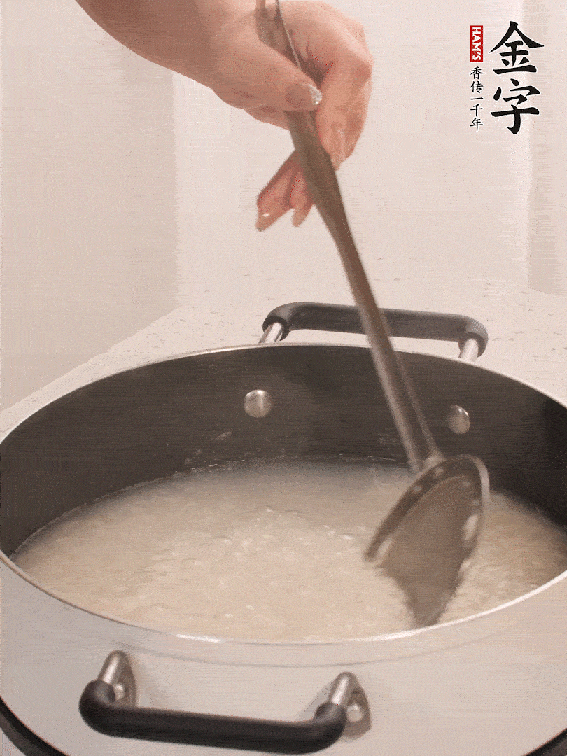 香菇、土豆、胡萝卜、星耀国际
土香肠切小块。