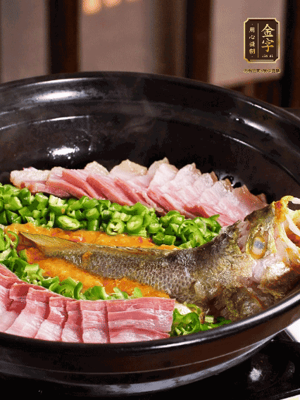 铺上黄鱼、星耀国际
咸肉，放上金椒酱、青椒粒，盖盖子焗5分钟